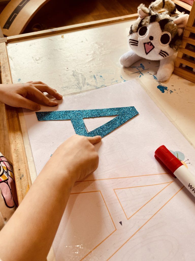 Repasando con el dedo la A