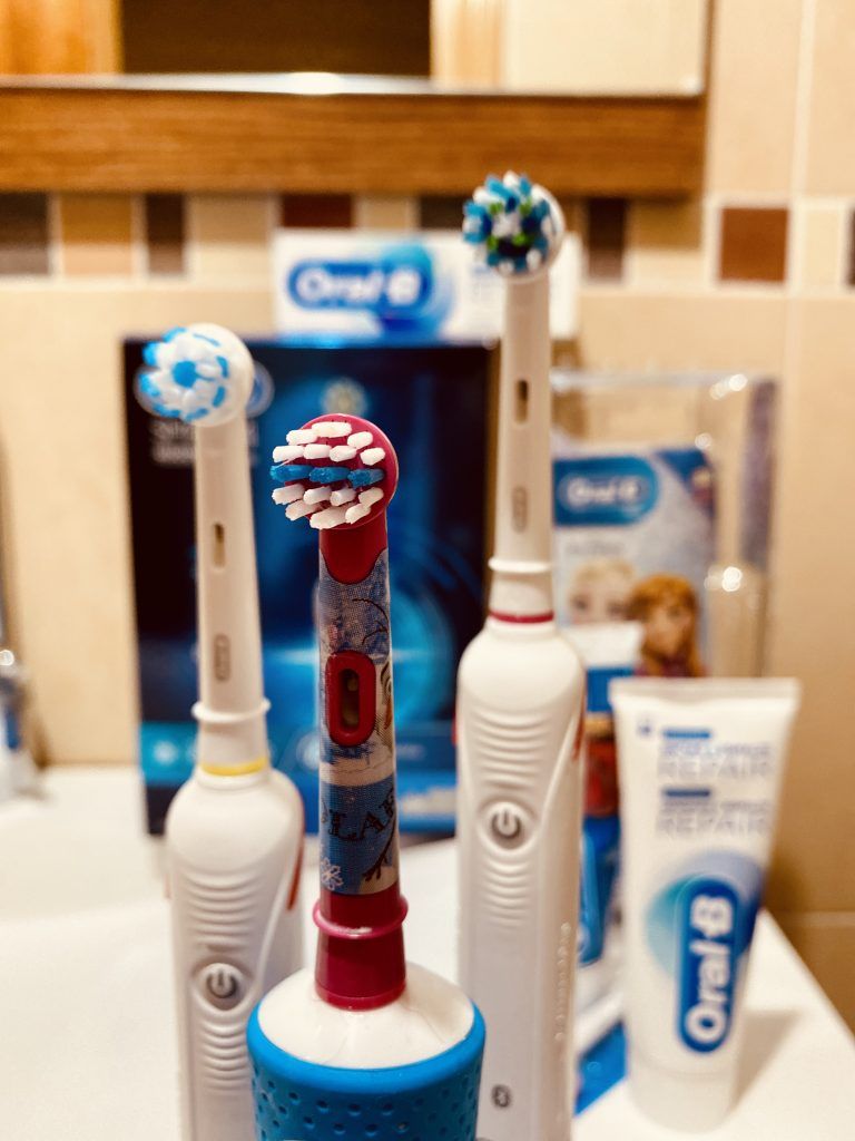 Familia que se cepilla junta permanece unida