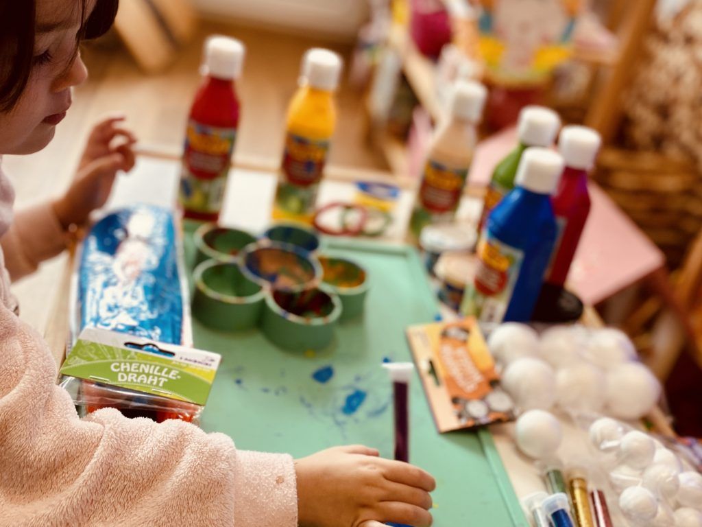 niña de 4 años con todo el material que usamos para lRecursos educativos de planetas