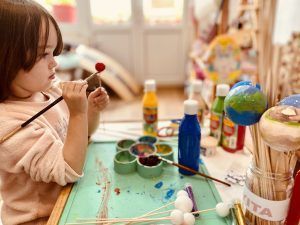 Victoria pintando su planeta