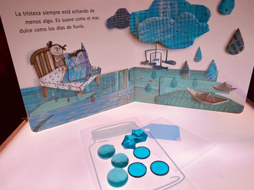 Actividad frascos en mesa de luz