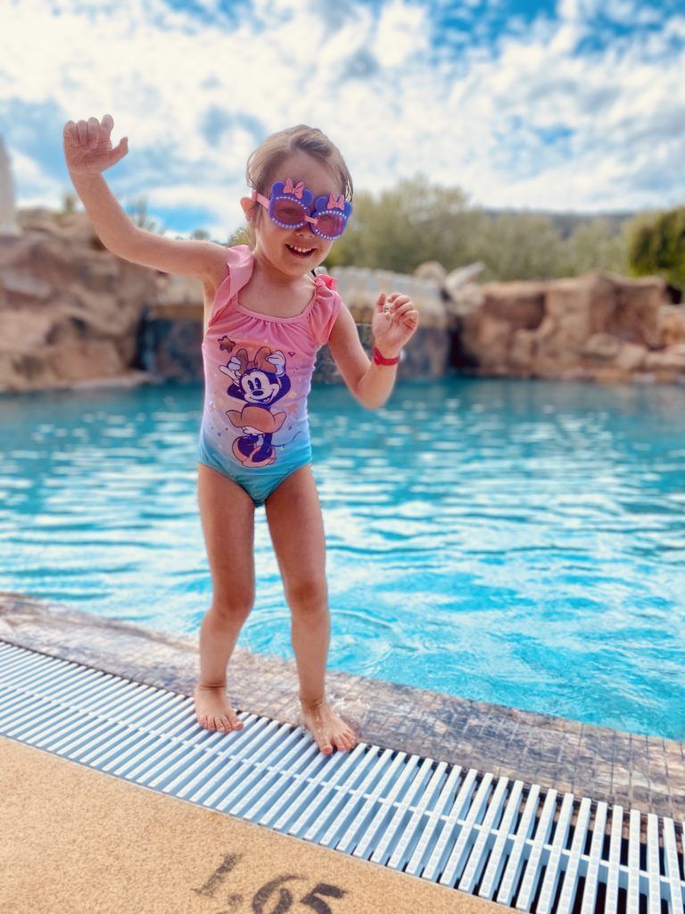 Victoria en la piscina