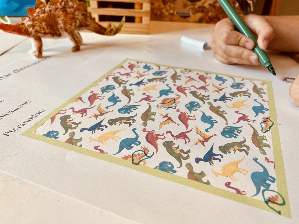 sopa de dinosaurios similar a la sopa de letras. dinosaurios y material imprimible