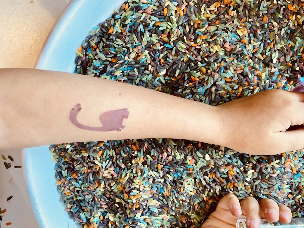 Tatuaje que viene en la caja de dinos 