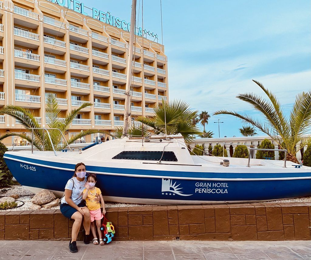 madre e hija en Gran Hotel Peñíscola, planes con niños en peñíscola 