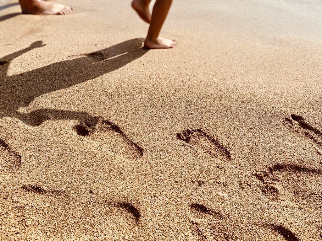 huellas de niña en la arena