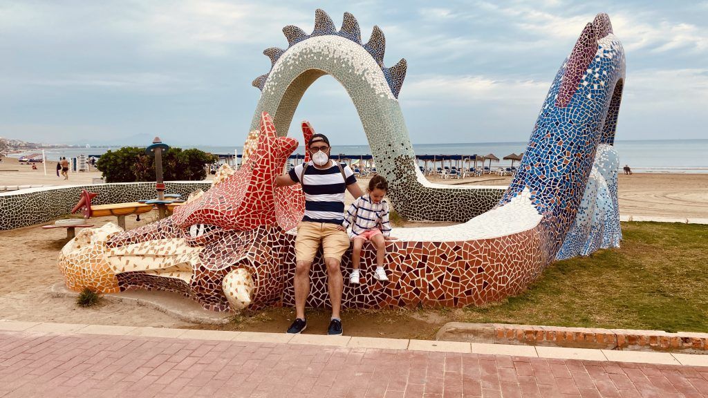 Padre e hija posando en el dragón de peñiscola