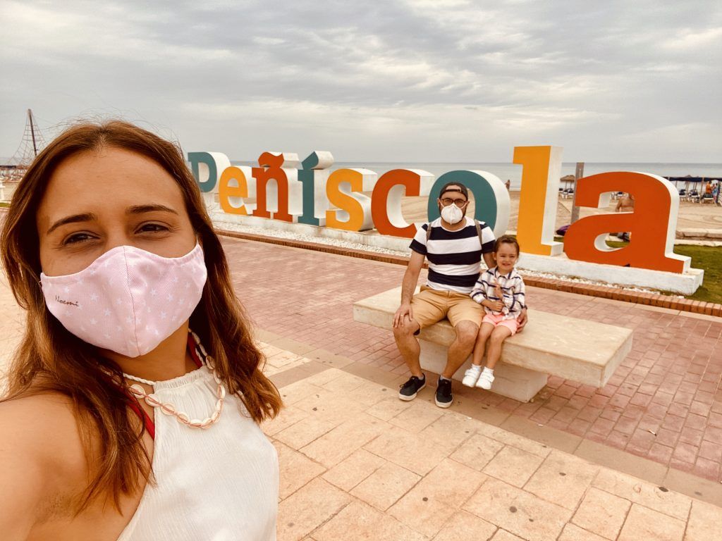 Familia posando en el cartel de Peñíscola 
