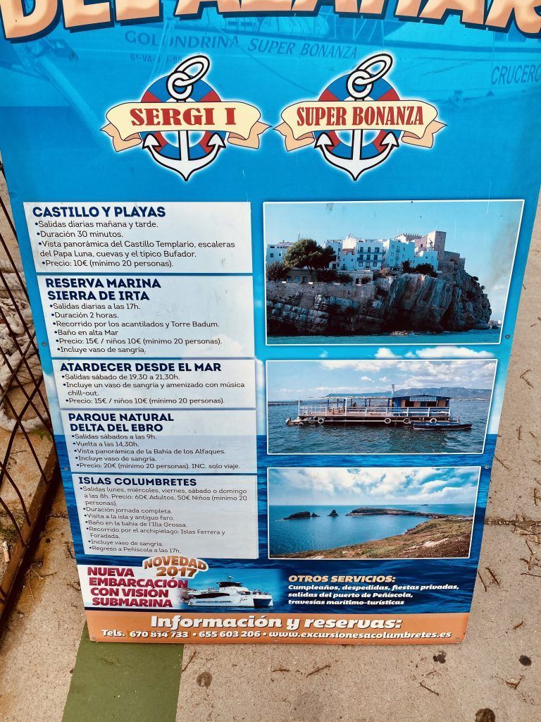 Planes en barcos en Peñíscola descritos en un cartel. planes con niños en peñiscola