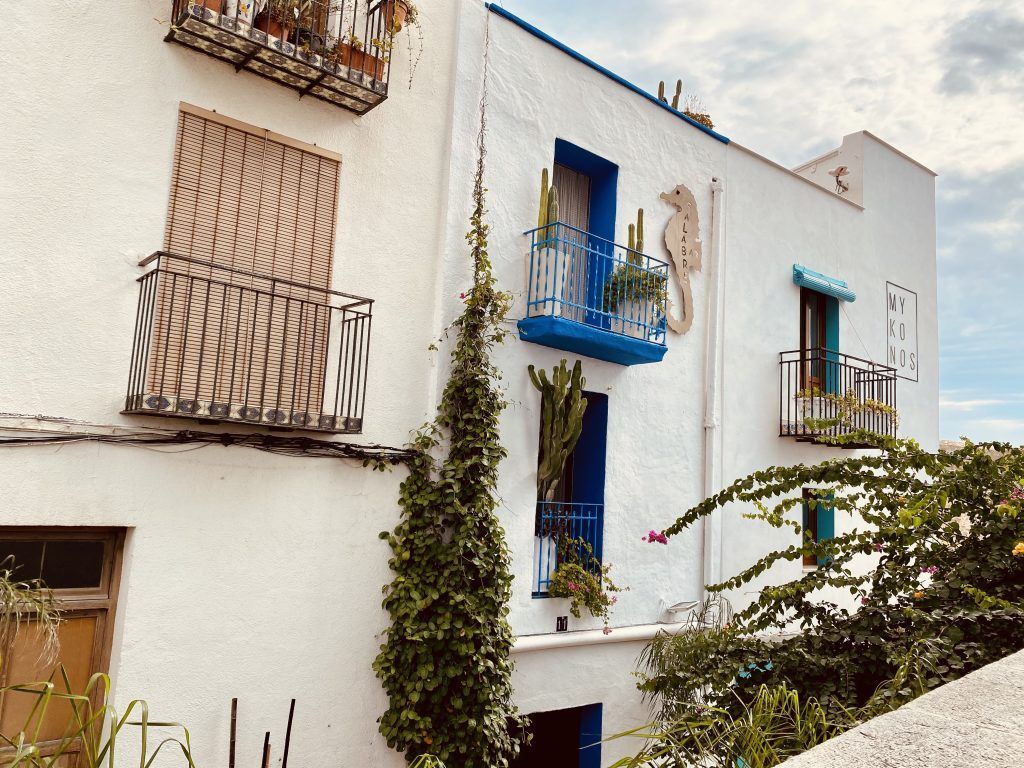 Casa típica Peñíscola . Blanca con detalles de colores