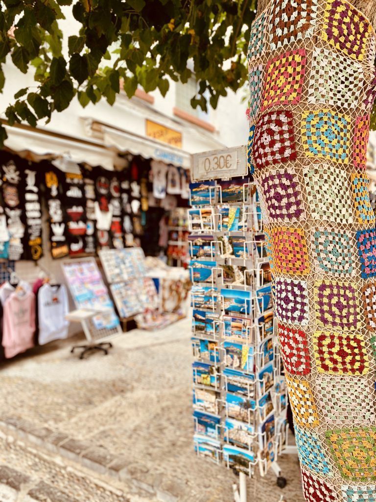 Tienda de regalos y recuerdos en peñiscola con árbol decorado
