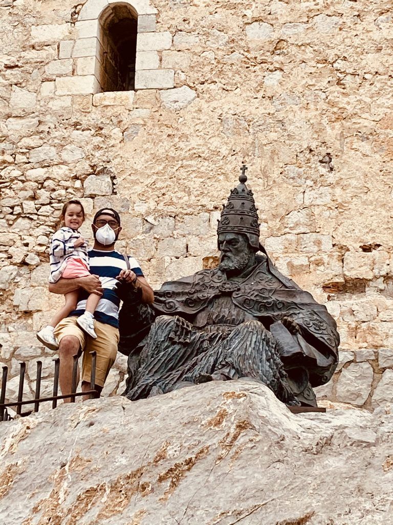 Padre e hija posando en Papa Luna peñiscola