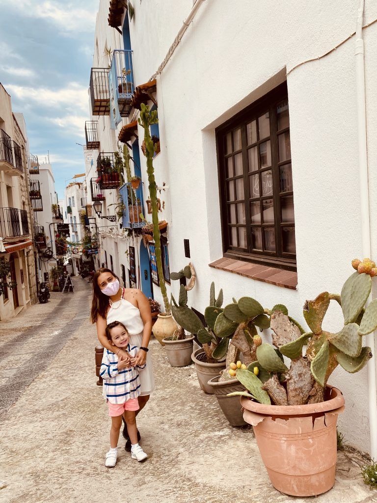 Madre e hija recorriendo calles de Peñiscola España