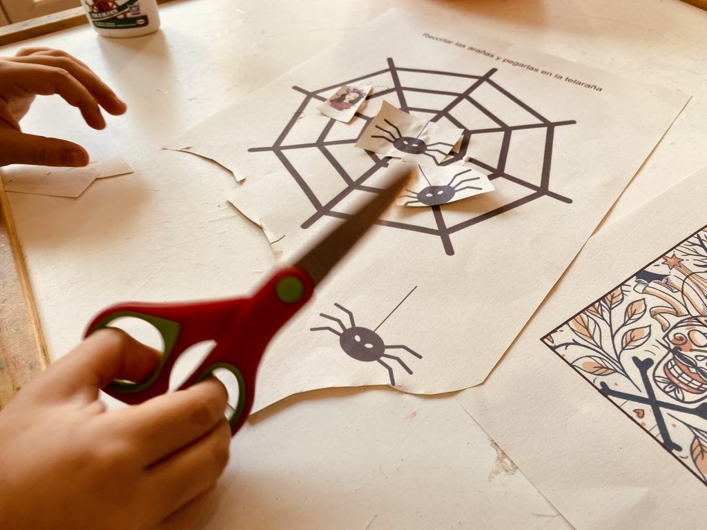 Dice que a mamá le atraparon las arañas