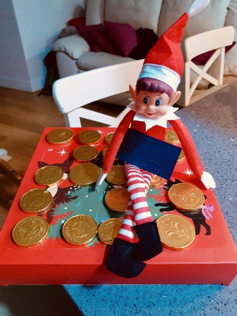 El elfo travieso de mi sobrino trae recompensas de chocolate si hace los retos diarios