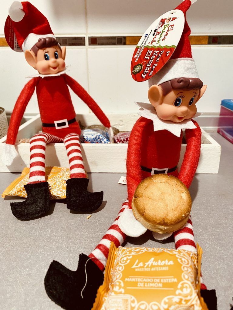 Elf on a shelf con un mantecado