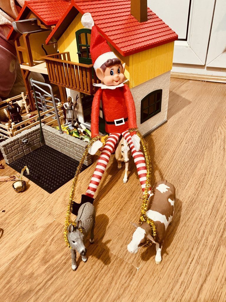 Elfo travieso en la granja de juguete