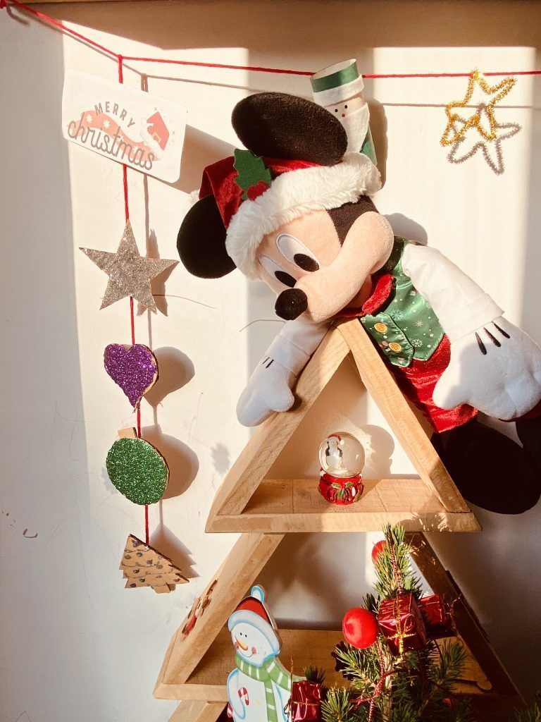 Pegar a un trozo de lana y colgar