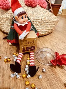 Elfo travieso con cascabeles alrededor