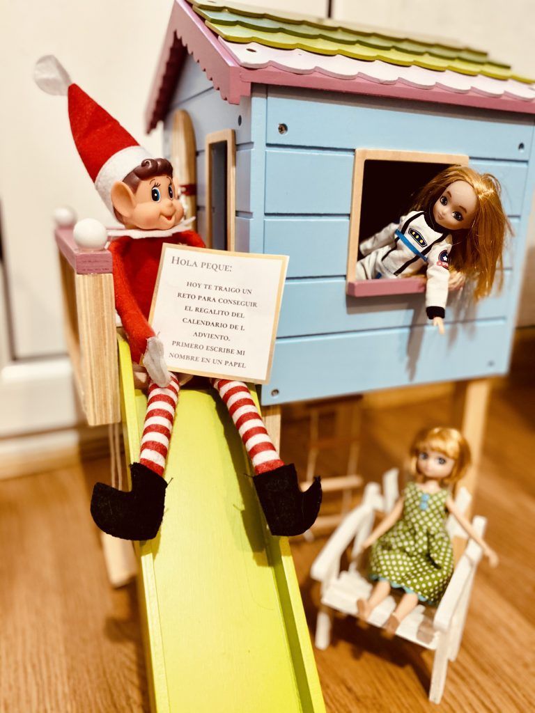 elf on a shelf en casita de muñecas