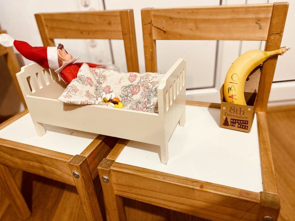 Elf on a shelf en cama de muñeca