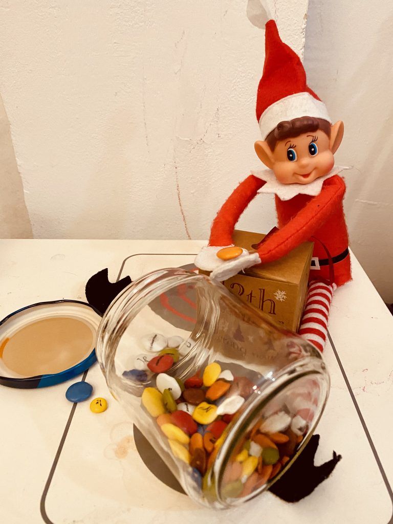 Nuestro duende travieso robando chuches