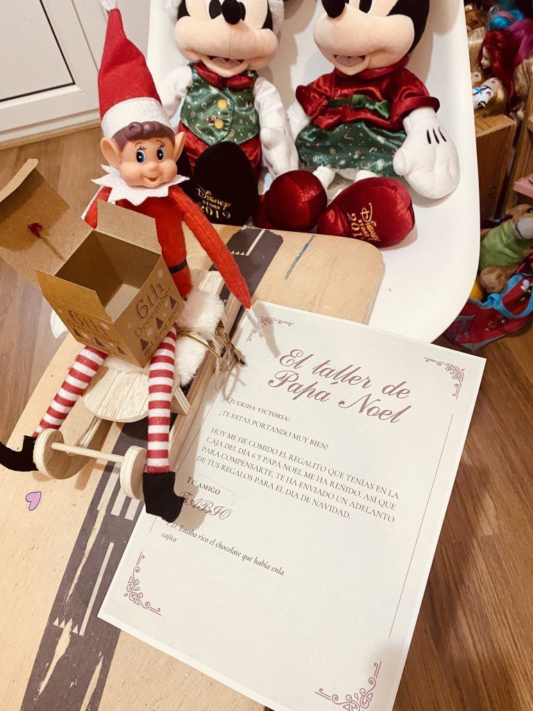 Duende travieso sujetando carta de papá Noel