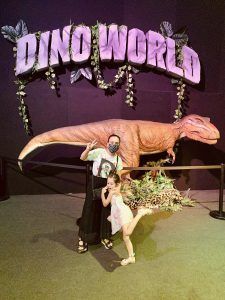 Noemi y Victoria en la exposición de dinosaurios
