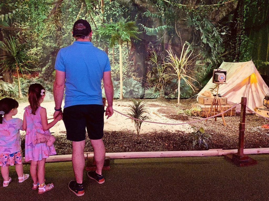 Papálowcost y las nenas viendo la excavación