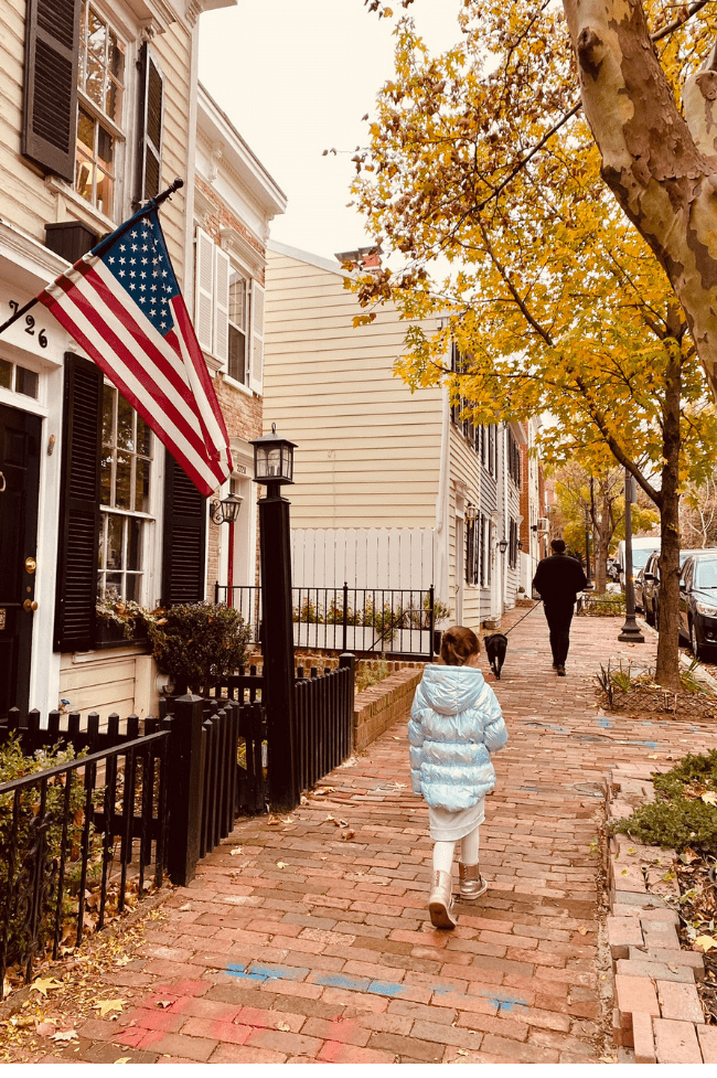 niña de 6 años caminando por Georgetown