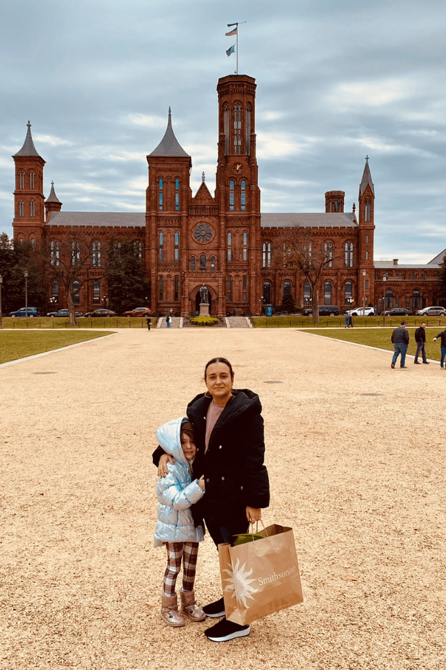 Madre e hija posando frente al museo Smithsonian