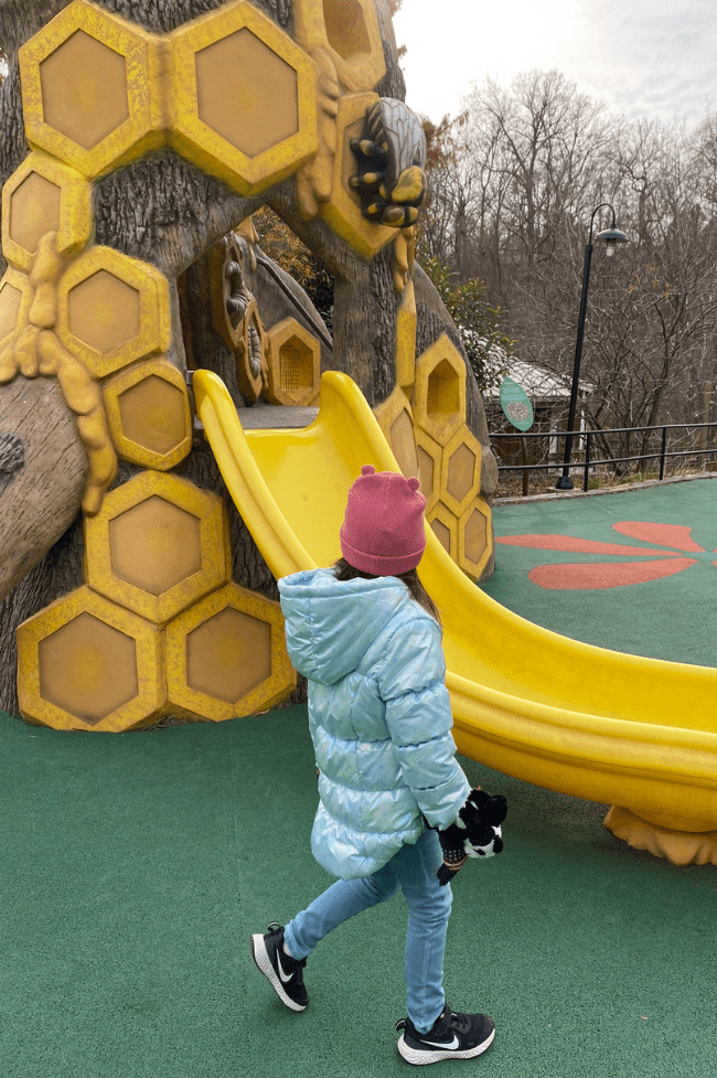 niña de 5 años en el parque del zoo de Washington dc Smithsonian zoo