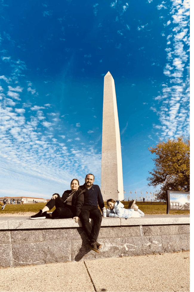 Familia posando frente al obelisco en el national mall PLAnes low-cost en Washington DC