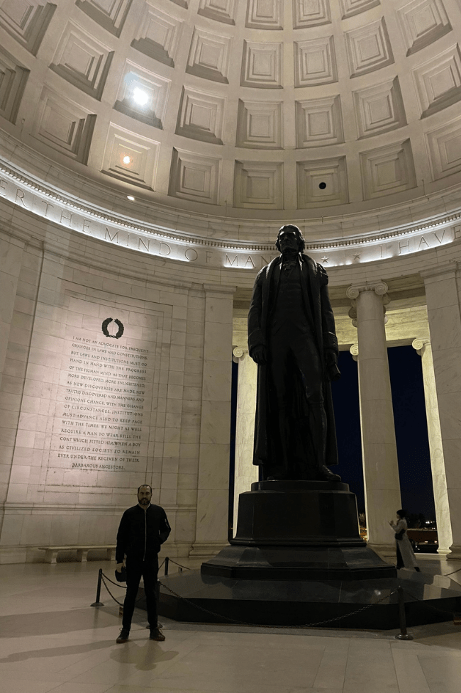 Hombre 35 Años posando frente a Jeferson PLAnes low-cost en Washington DC