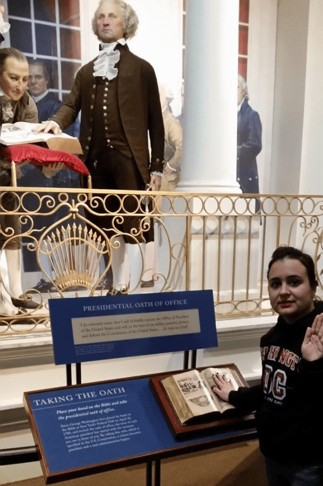 Mujer posando frente a George Washington en mount Vernon