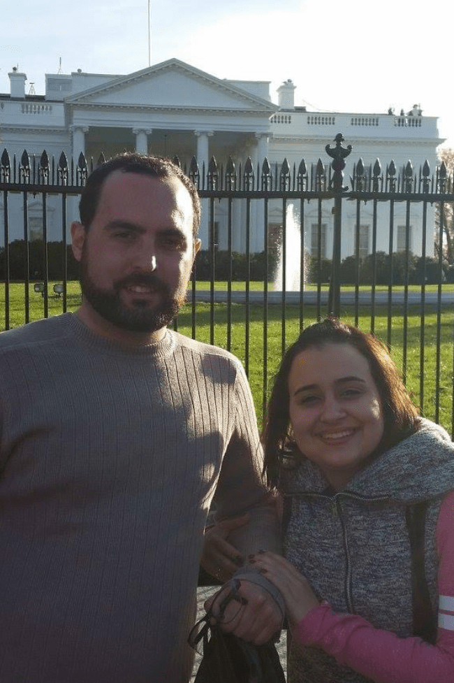 Mujer y hombre posando frente a la White House PLAnes low-cost en Washington DC