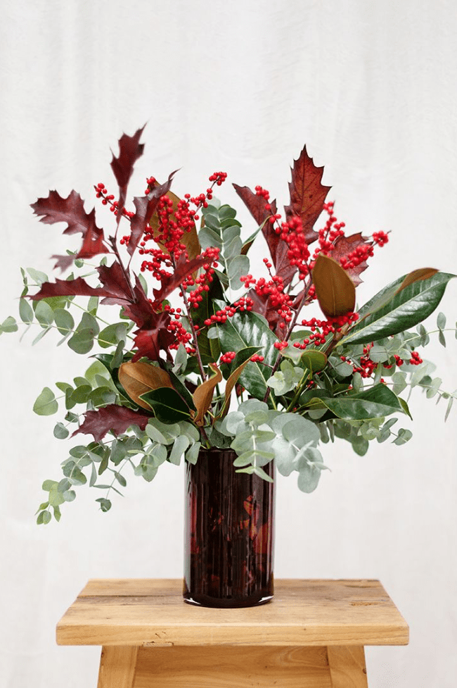 Ramo de flores con acebo y eucalipto. Colección de Navidad 2022 Colvin