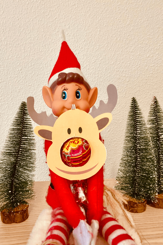 Elfo sujetando un chupachups 