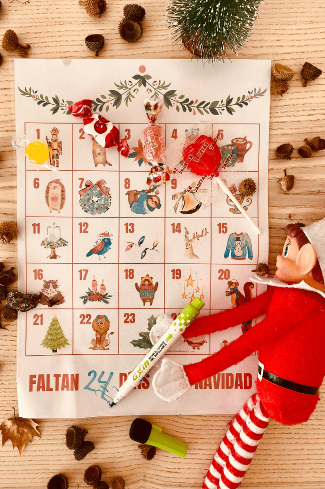 elfo travieso sujetando el calendario de adviento