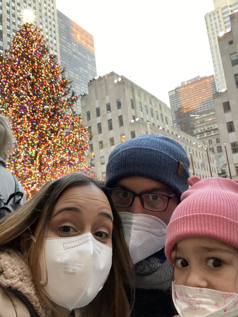 Familia frente al árbol de navidad del Rockefeller center.