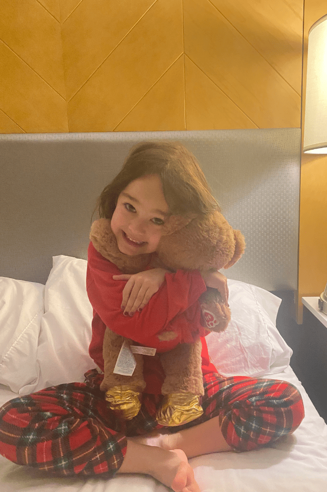 Niña de cinco años con oso de peluche