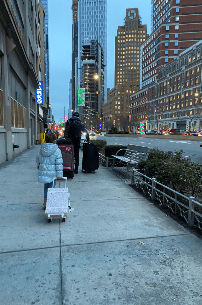 pADRE E HIJA EN NEW YORK CON MALETAS