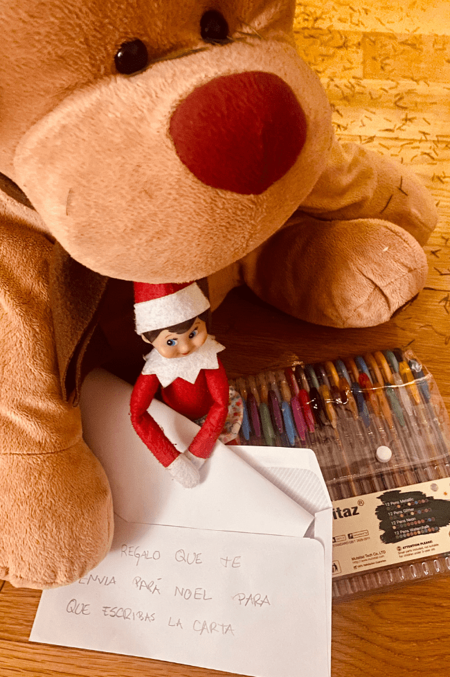 Elfo con carta de Papá Noel