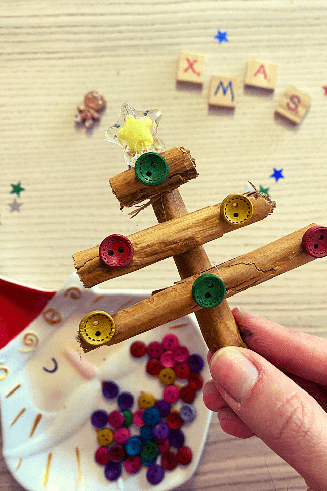 Arbolito de navidad hecho con canela en rama