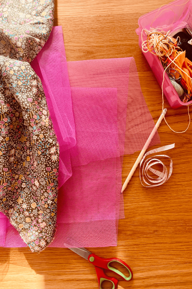 trozo de tela de algodón, tul, tijeras y más materiales para DIY: FALDA