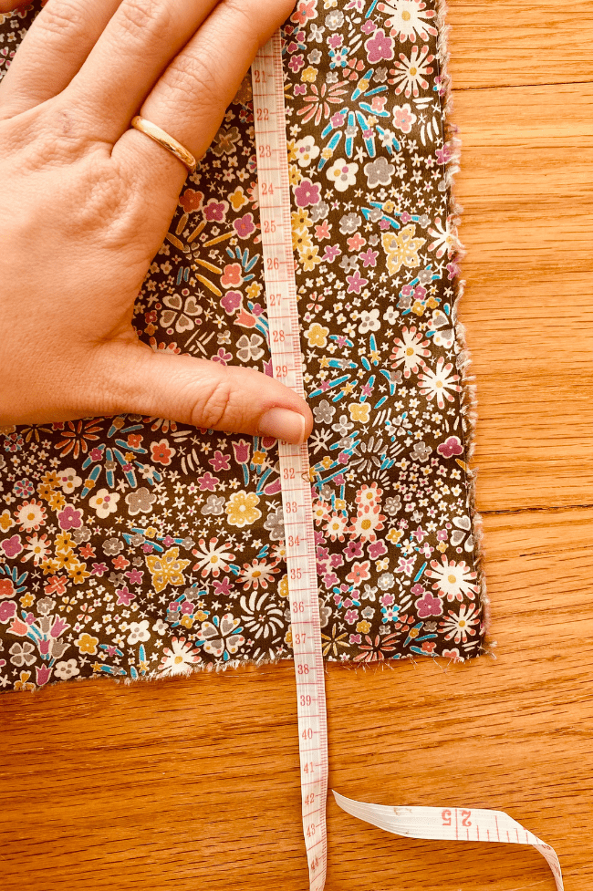 Midiendo la tela con el centímetro. DIY: falda