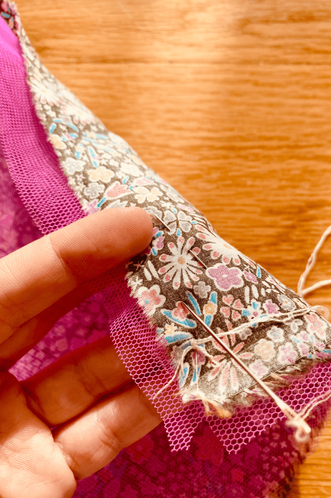 Aguja cosiendo tela de tul y tela de algodón. dio falda