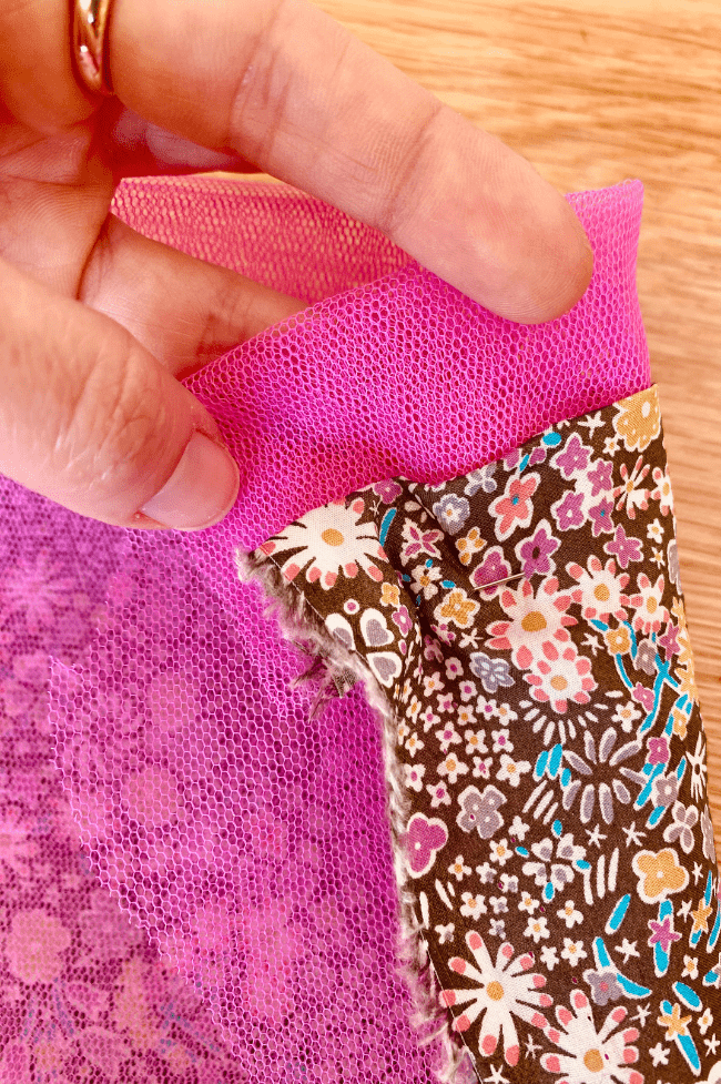 Tela de tul sobresaliendo de una tela de algodon