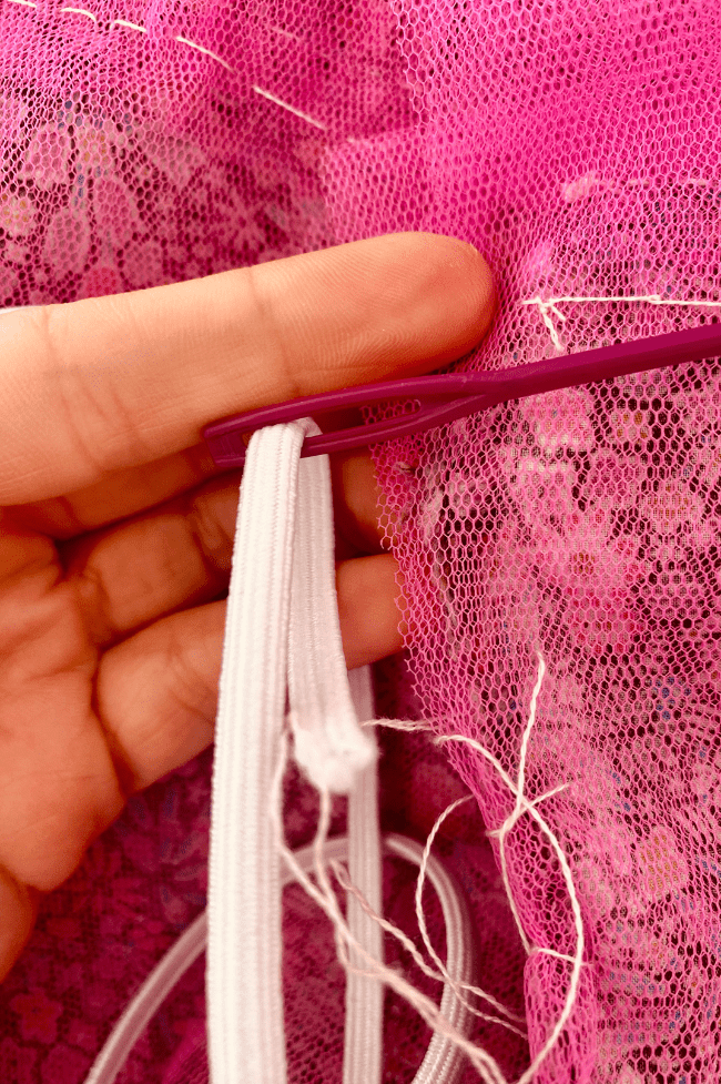 Colocando cinta elástica