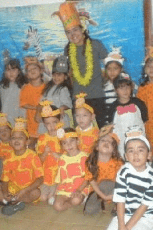 Maestra con sus alumnos disfrazados de carnaval